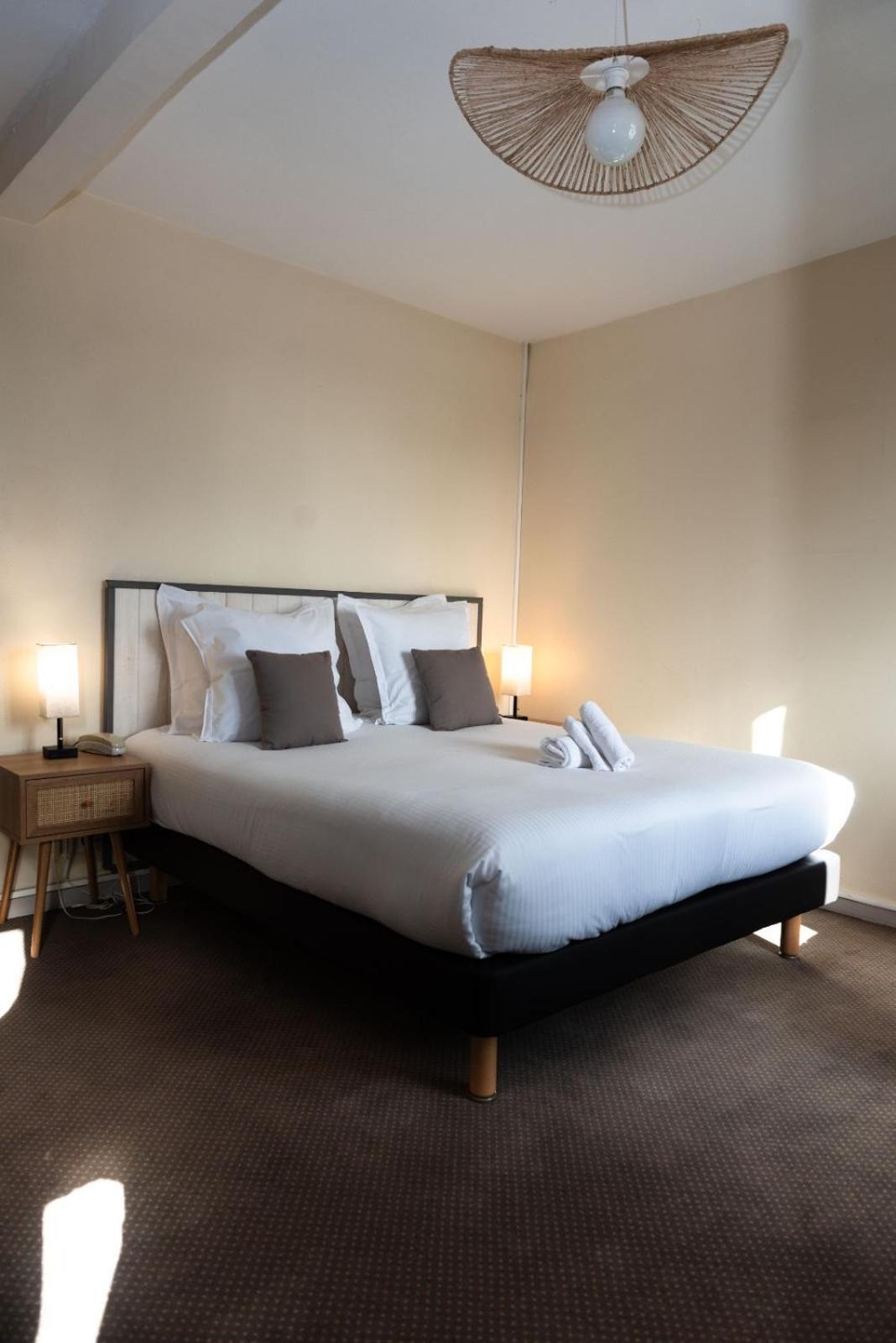 Hotel Le Lion D'Or Bernay  Exterior photo